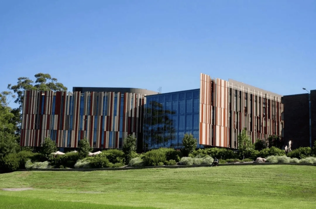 探秘澳洲麦考瑞大学：优势、排名与入学指南！